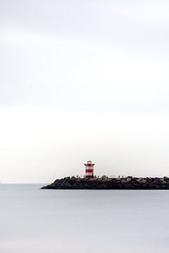 Vuurtoren aan de kust van Robert Smit