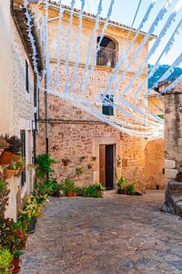 Rue idyllique dans le village méditerranéen de Valldemossa, à Majorque, en Espagne.