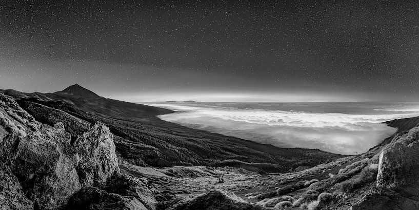 Teneriffa im Abendlicht mit Sternenhimmel in schwarzweiss von Manfred Voss, Schwarz-weiss Fotografie