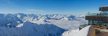 Bergpanorama im Winter, verschneite Berggipfel ragen über Wolkendecke von Walter G. Allgöwer