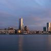 Skyline von Rotterdam, schön in der untergehenden Sonne von Patrick Verhoef