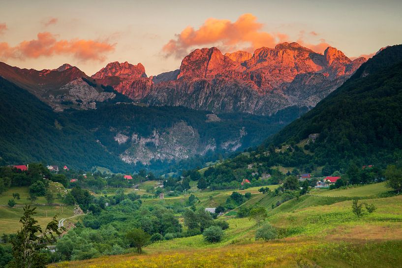 Village de montagne dans les Alpes albanaises par Antwan Janssen