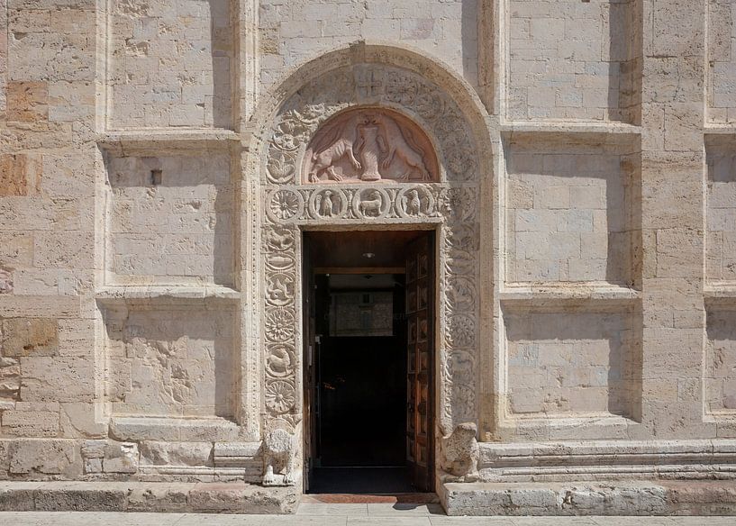 Porte avec les deux lions de la cathédrale San Rufino à Assise, Italie par Joost Adriaanse