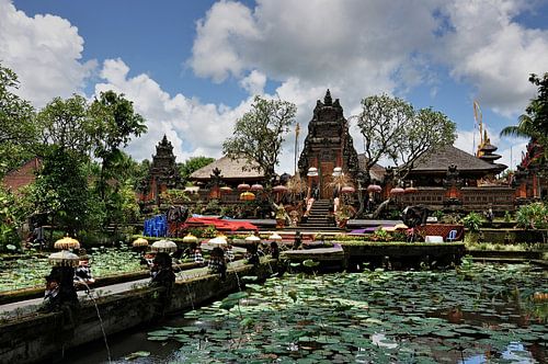Een Balinese tempel omringd door lotussen