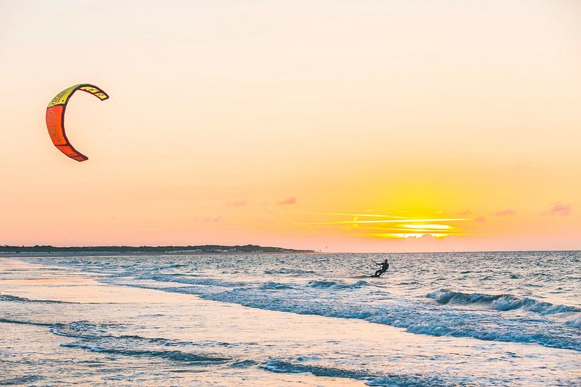 Sonnenuntergang Kitesurfen auf Vrouwenpolder von Andy Troy