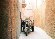 Vintage brommer in de straten van Marrakech / Marrakesh van Raisa Zwart thumbnail