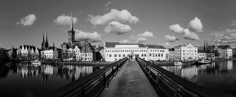 Lübeck Altstadtpanorama an der Trave - schwarzweiss von Frank Herrmann