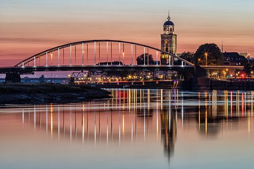Skyline Deventer bij zonsondergang met twee bruggen