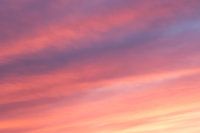 Zonsondergang met rode, paarse, gele en oranje kleuren