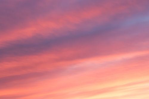 Zonsondergang met rode, paarse, gele en oranje kleuren