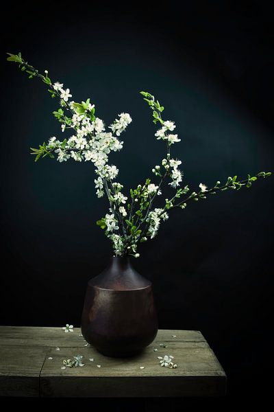 Stillleben weiße Blüte in einer Vase von Marjolein van Middelkoop