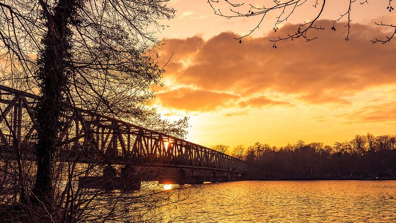 Coucher de soleil sur un vieux pont de chemin de fer sur la Ruhr au Baldeneysee Essen Ruhrgebiet par Dieter Walther