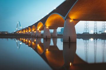 Verlichte brug de Oversteek te Nijmegen van Youri Zwart