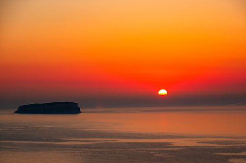 Goldener Sonnenuntergang über ruhigem Meer - Frieden und Schönheit pur