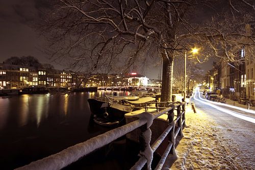 Amsterdam bij nacht in de sneeuw in Nederland
