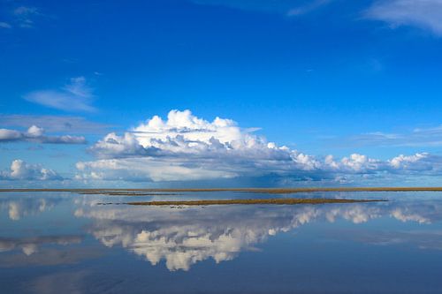 Stormwolk nadert eiland Texel boven de Noordzee