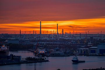 Industrie en de Europort in Rotterdam van Evert Buitendijk