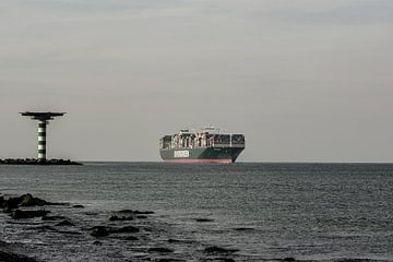 Containerschip op de Horizon. van scheepskijkerhavenfotografie
