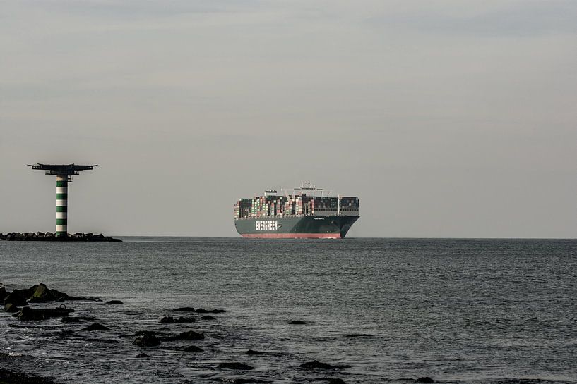 Containerschiff am Horizont. von scheepskijkerhavenfotografie