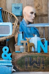 Stilleben mit Retro- und Vintage-Material in Holz und Blau.