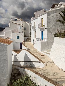 Allée dans le village blanc de Frigiliana en Andalousie