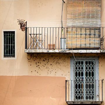 Balkonnetjes in Girona Spanje van Sandra Hogenes