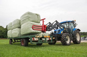 Agricultuur laden van plastic hooibalen