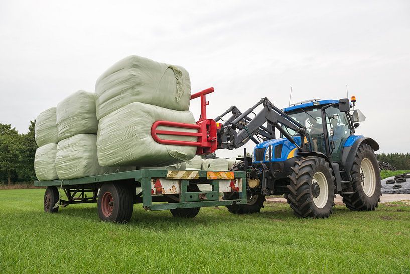 Agricultuur laden van plastic hooibalen by Tonko Oosterink