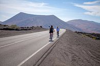 Vrouwelijke fietsers op Lanzarote van t.ART thumbnail