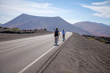 Vrouwelijke fietsers op Lanzarote van t.ART