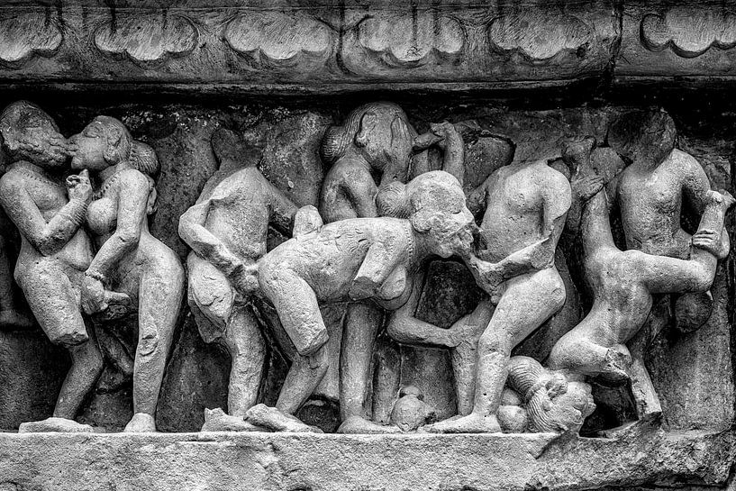 Khajurao - Erotisch relief in de Lakshmana tempel Zw-w 1 van Theo Molenaar