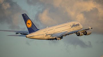 Lufthansa Airbus A380-800 passagiersvliegtuig. van Jaap van den Berg