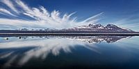 Landschaft mit Reflektion der Berge und Wolken in einem See von Chris Stenger Miniaturansicht