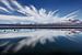Landschaft mit Reflektion der Berge und Wolken in einem See von Chris Stenger