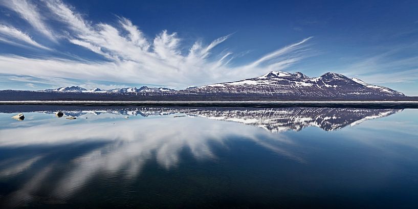 Landschaft mit Reflektion der Berge und Wolken in einem See von Chris Stenger