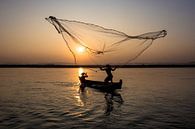 Vissers op de rivier bij Mandelay in Myanmar.  Op primitieve maar zeer traditionele manier wordt er  van Wout Kok thumbnail