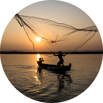 Vissers op de rivier bij Mandelay in Myanmar.  Op primitieve maar zeer traditionele manier wordt er  van Wout Kok
