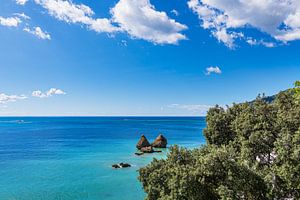 Mittelmeerküste bei Vietri sul Mare an der Amalfiküste in Ital