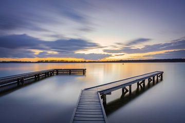 2 aanlegsteigers aan het Veerse Meer tijdens zonsondergang van Sugar_bee_photography