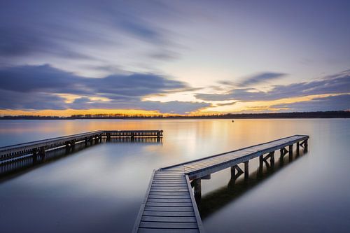 2 aanlegsteigers aan het Veerse Meer tijdens zonsondergang