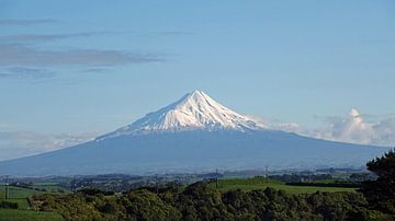 Mount Taranaki in Egmont nationaal park, Nieuw Zeeland van Aagje de Jong