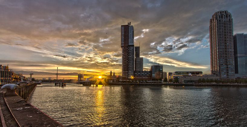 Kop van Zuid (Rotterdam) tijdens zonsondergang van Eddie Meijer