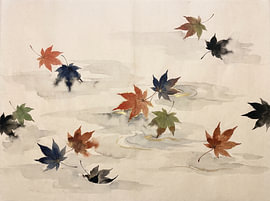 Herbstblätter, die auf sanften Gewässern treiben