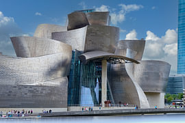 Das Guggenheim-Museum des Architekten Frank Gehry in Bilbao, Spanien von Patricia Hofmeester