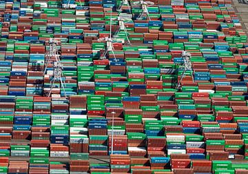Containers op de containerterminal op de Maasvlakte te Rotterdam. van Sky Pictures Fotografie