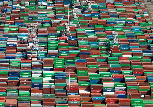 Containers op de containerterminal op de Maasvlakte te Rotterdam.