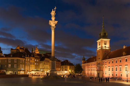 La place de la Vieille Ville de Varsovie illuminée au crépuscule, Pologne