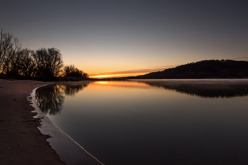 Sonnenaufgang an der Elbe im Winter