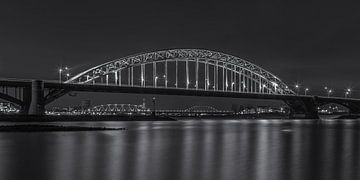 Waalbrücke Nijmegen am Abend - schwarz-weiß von Tux Photography