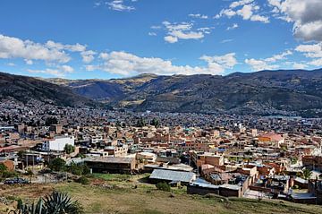 De stad Huaraz, genesteld tussen de Andes-pieken van Peru van Frank Photos